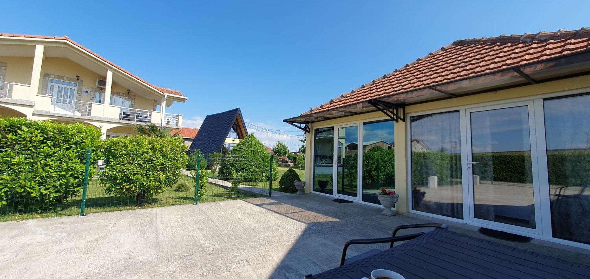 Cozzy Apartment Near The Aiport Podgorica Exteriör bild